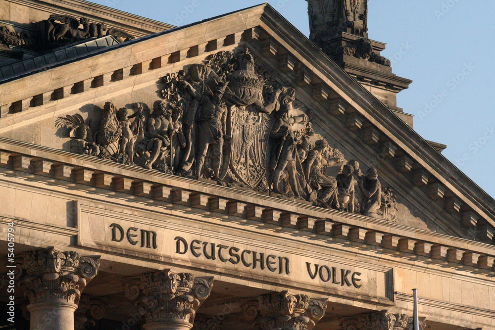 Fototapeta premium Eingangsportal des Reichstages in Berlin