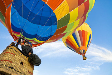 Acrylglasbilder Ballon Heißluftballon mit Ballonfahrern in Aktion  © itestro