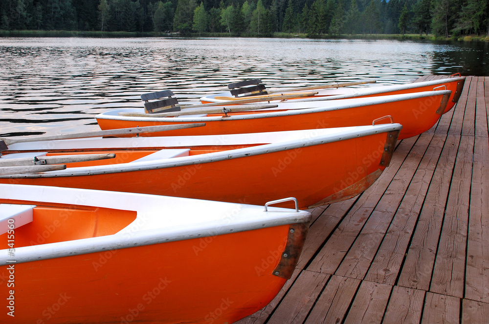 Ruderboote am Steg