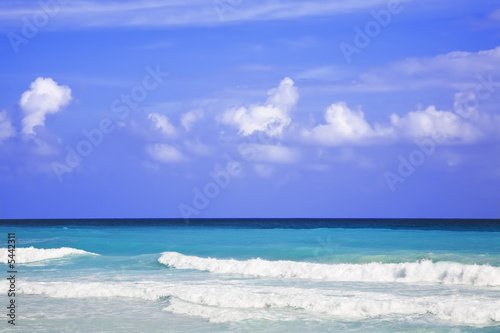 Fototapeta Naklejka Na Ścianę i Meble -  The turquoise waters and white sand beaches of Cancun