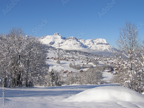 Village de Combloux et Aravis sous la neige