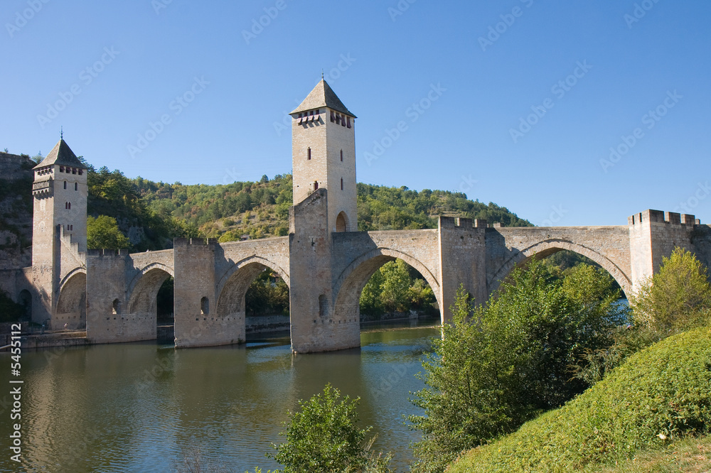 Le pont Valentré de Cahors enjambant le Lot