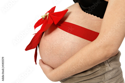Femme enceinte et noeux rouge
