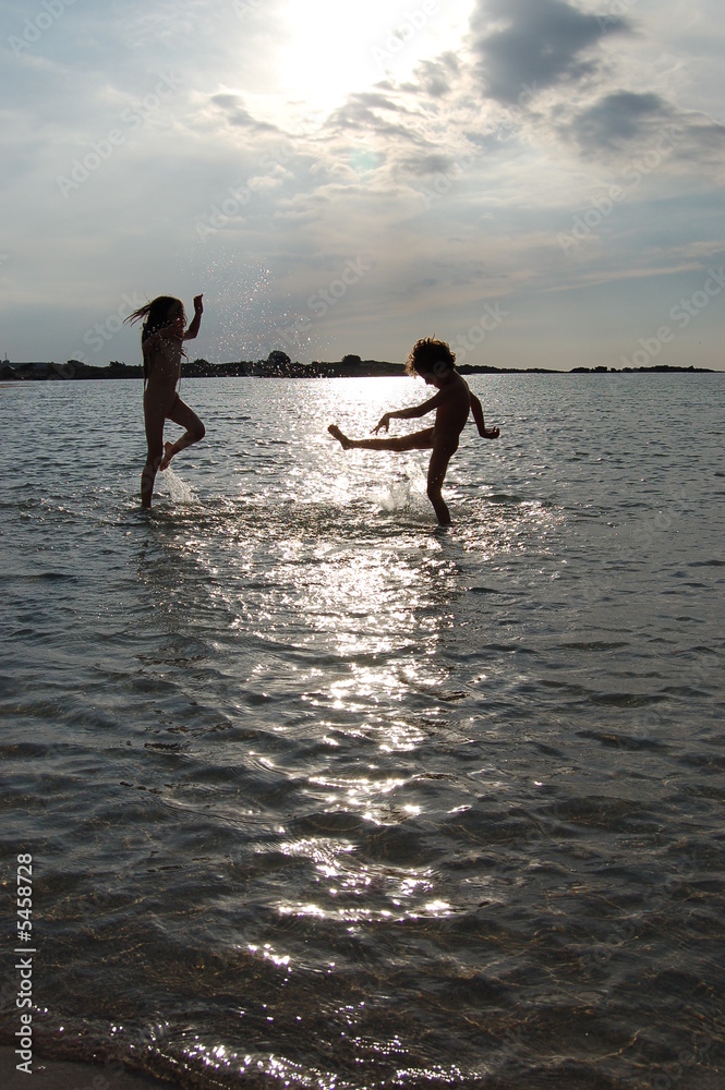 Fototapeta premium enfants jouant dans la mer