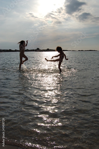 enfants jouant dans la mer