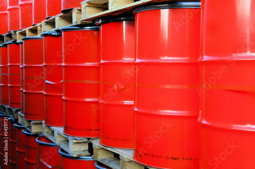 Fotografie Assembly of red oil drums on palettes