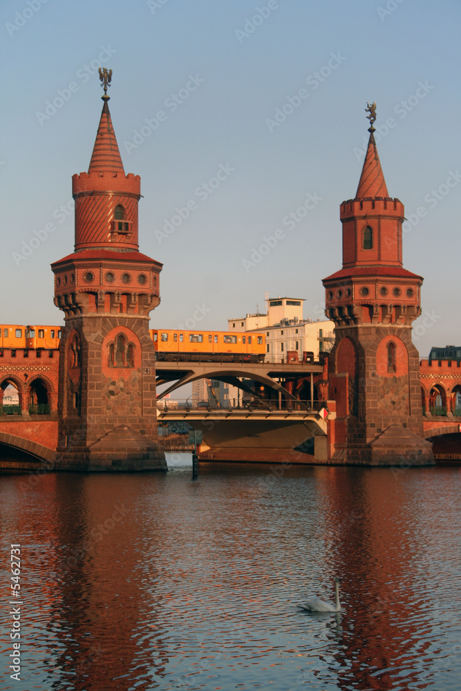 Naklejka premium Oberbaumbrücke in Berlin Friedrichshain-Kreuzberg