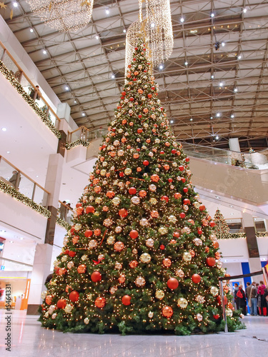 Obraz na plátně Giant Christmas tree in shopping mall