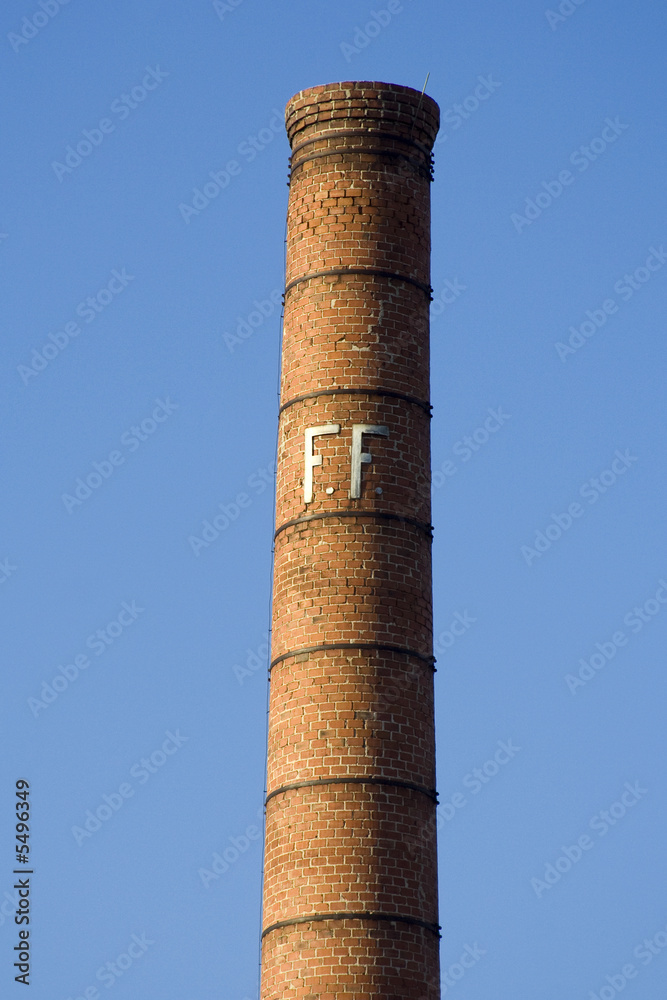 Cheminée en brique d'une vieille usine insutrielle