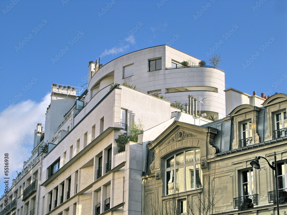 Façades anciennes et modernes, ciel bleu, Paris