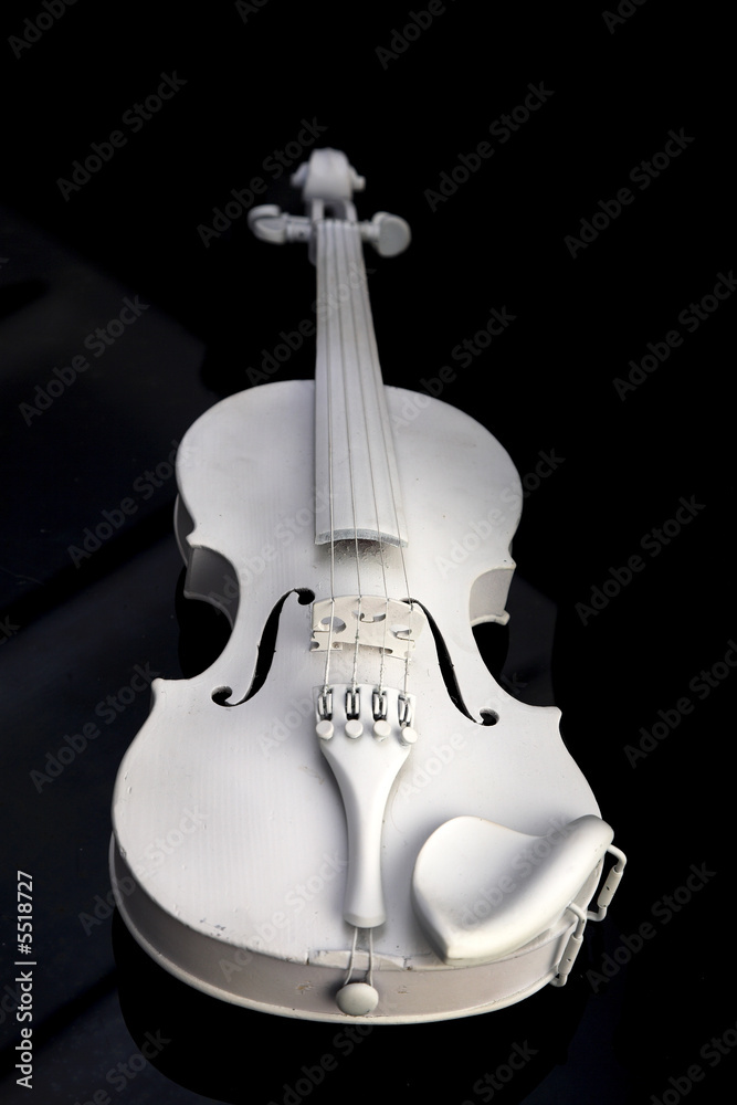 Naklejka premium białe skrzypce na białym tle na czarnym tle
