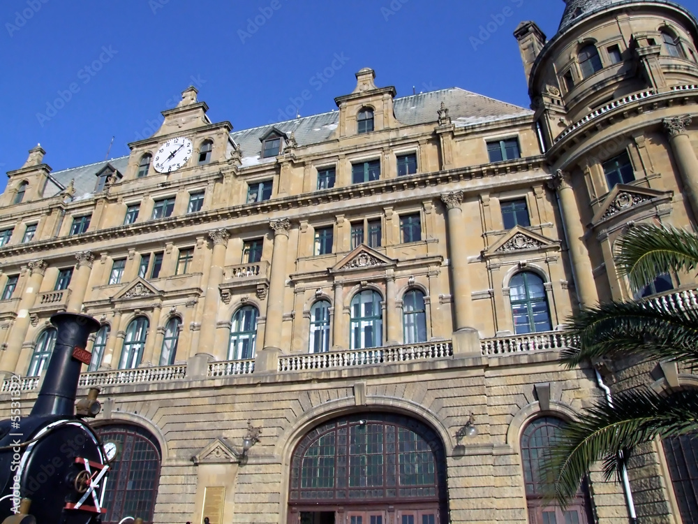 Fototapeta premium building with big clock