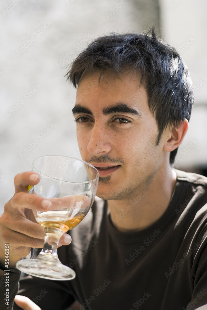 jeune homme ivre et verre de bière alcool jeune homme ivre et verre de bière alcool