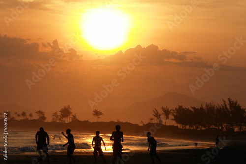 couche de soleil et sihouette sur plage de madagascar