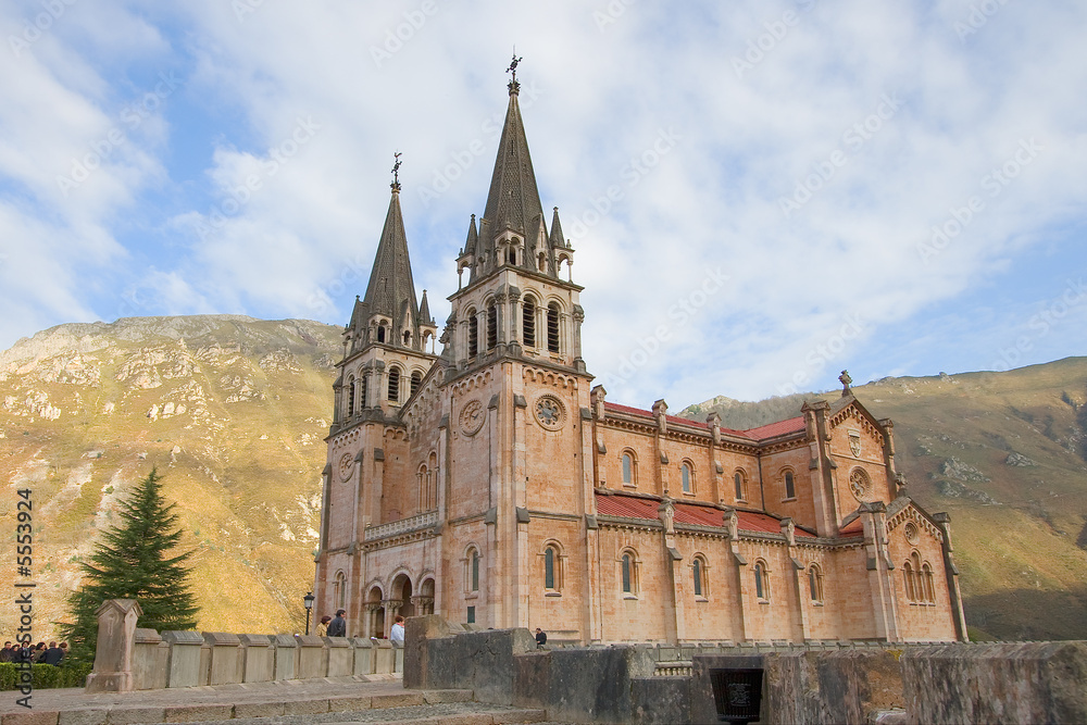 Fototapeta premium Basilica de Covadonga desde lateral