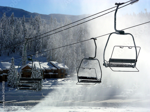 Foto Ski lifts operating amid the windblown snow
