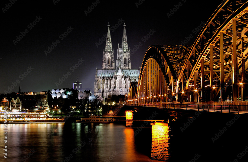 Fototapeta premium Cologne du bord du Rhin