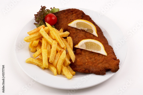 Fototapeta Naklejka Na Ścianę i Meble -  Schweineschnitzel mit Pommes