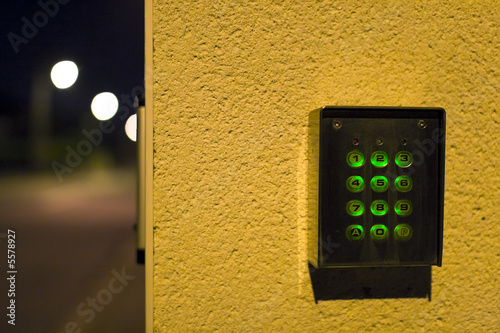 digicode de maison alarme la nuit sécurité surveillance photo