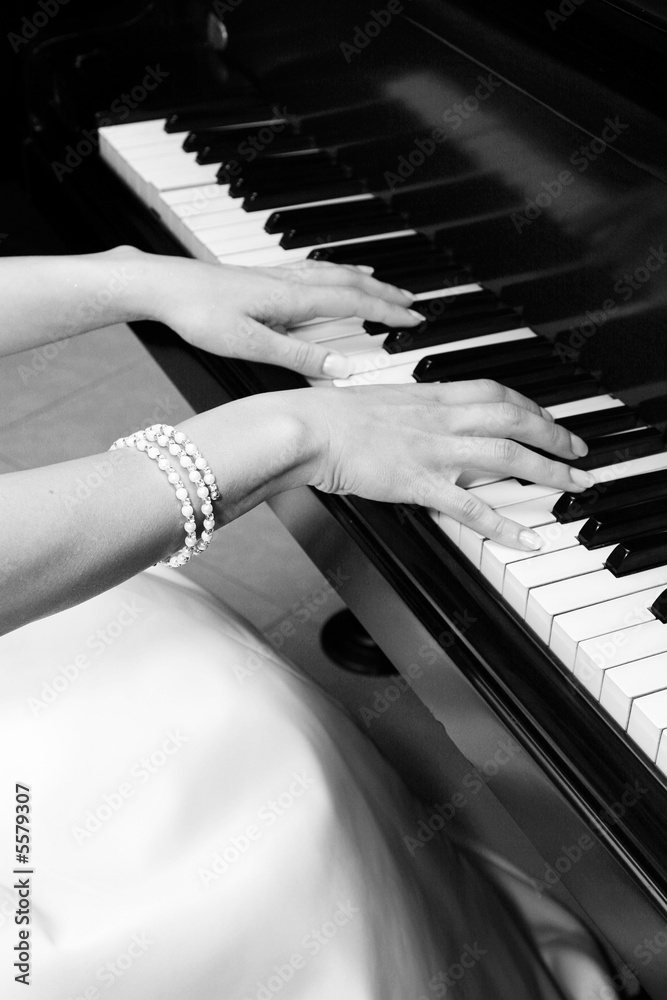 Fototapeta premium Bride playing piano