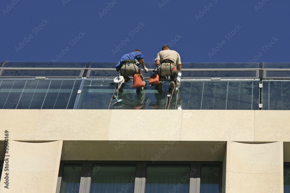 Handwerker bei der Arbeit an einem Glasdach