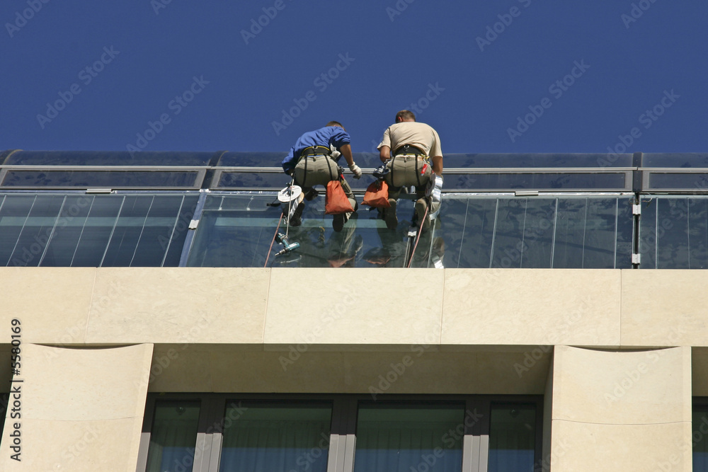 Handwerker bei der Arbeit an einem Glasdach Handwerker bei der Arbeit an einem Glasdach
