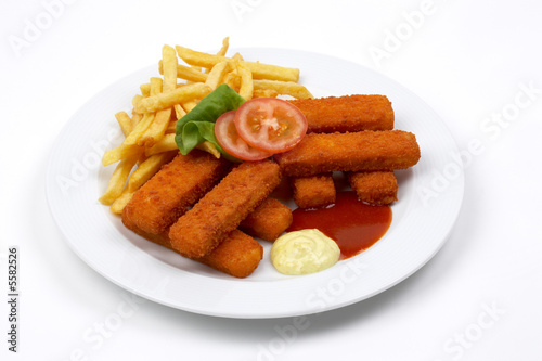 Fototapeta Naklejka Na Ścianę i Meble -  Fischstaebchen und Pommes