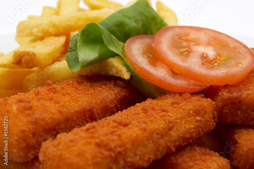 Fototapeta Naklejka Na Ścianę i Meble -  Fischstaebchen und Pommes