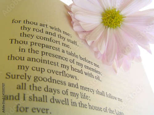 Foto A well known psalm on a page in the Christian Bible