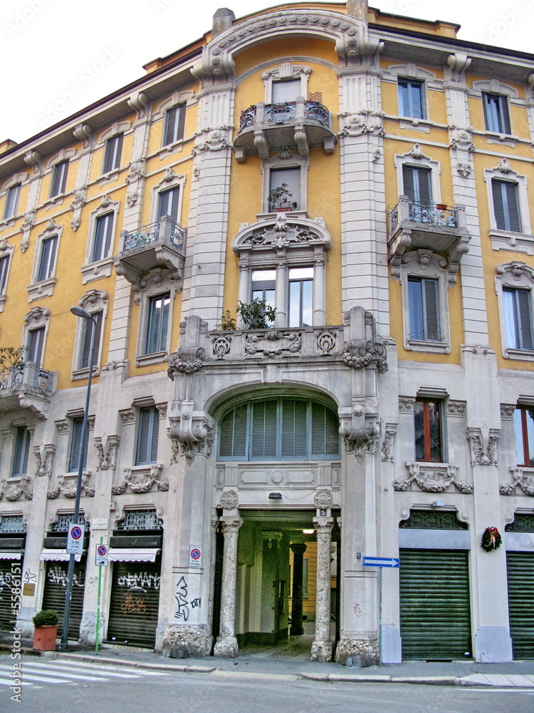 Immeuble de stuc jaune et pierre sculptée, Milan, Italie