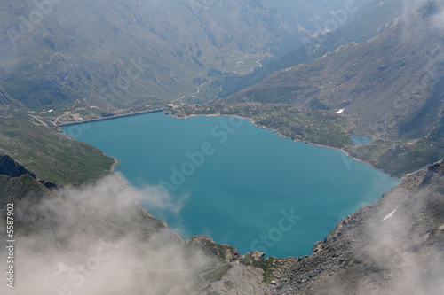 Le lago Serru à la frontière italienne photo