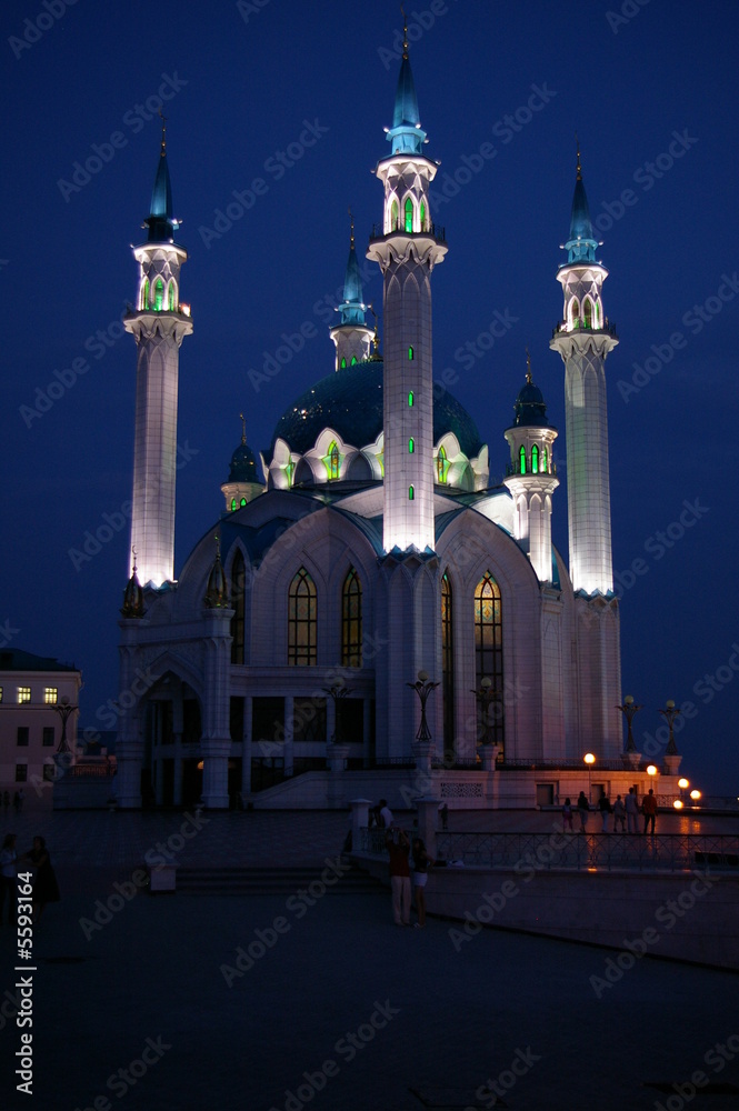 kul scharif moschee in kazan bei nacht