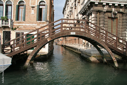 Pont arrondi en bois à Venise