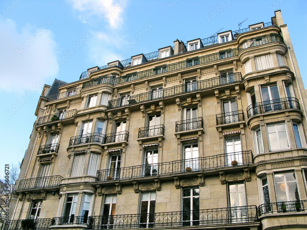 Façade  d'immeuble  parisien classique, ciel bleu