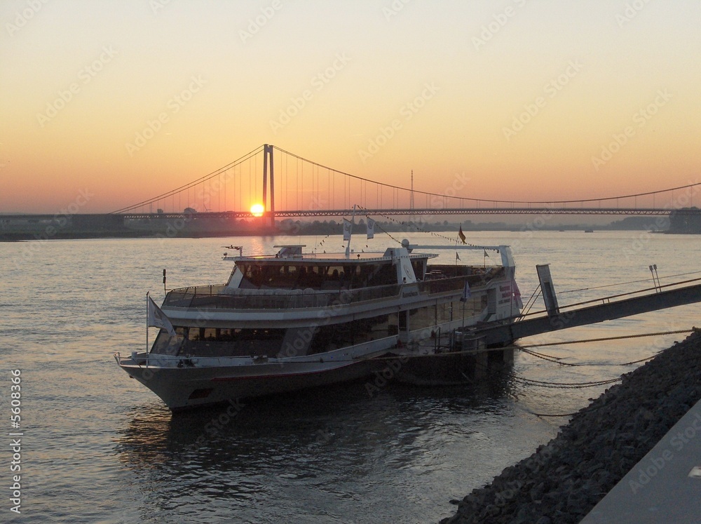 Obraz premium Rhine Cruise Ship in Emmerich