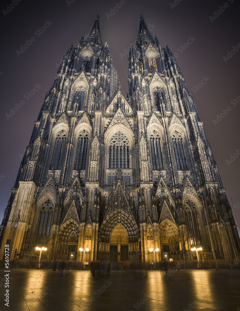 Fototapeta premium beleuchteter Kölner Dom am Abend