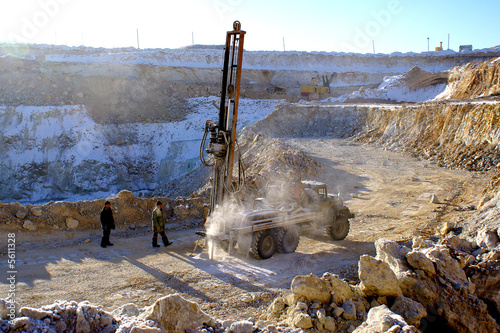 Self-propelled chisel installation on career 