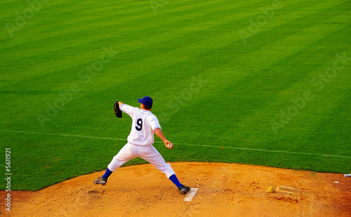 Принти на полотні Pro baseball  pitcher throwing the ball from the mound