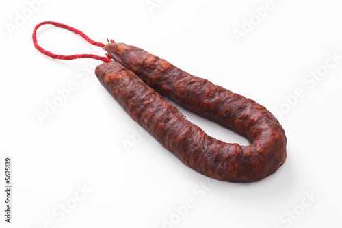 Spanische Chorizo vor weißem Hintergrund