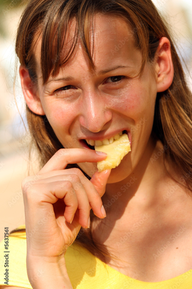 Frau beim Verzehr der Ananasfrucht Frau beim Verzehr der Ananasfrucht