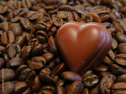 coeur chocolat sur grains de café
