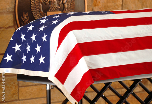 Obraz na płótnie The coffin of a veteran draped with the American Flag w salonie