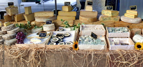 Etalage de fromages sur un marché