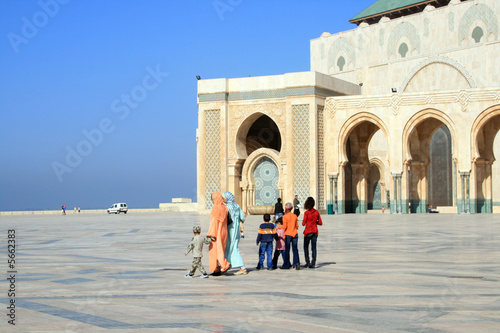 Famille musulmane à la mosquée Hassan II à Casablanca photo
