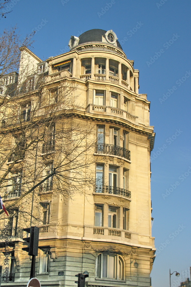 Fototapeta premium Immeuble de pierre rond, balcon à colonnes, Paris 8