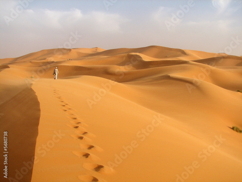 einsamer läufer in der Wüste