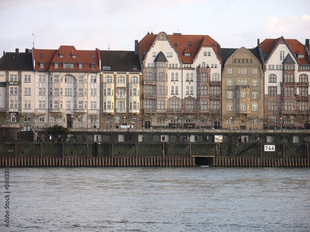 Stadthäuser an der Rheinpromenade