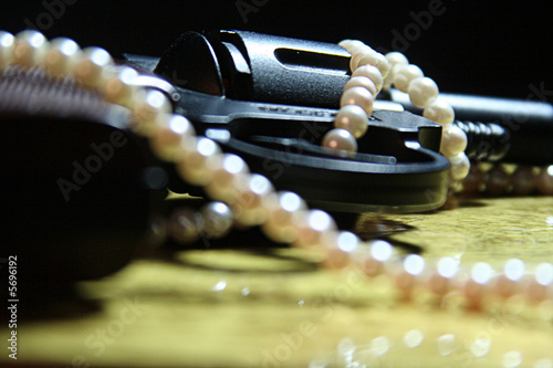 Wallpaper Mural pistole und perlenkette Torontodigital.ca