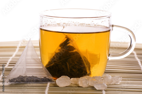 Fotografie white tea, nylon tea-bag and sugar