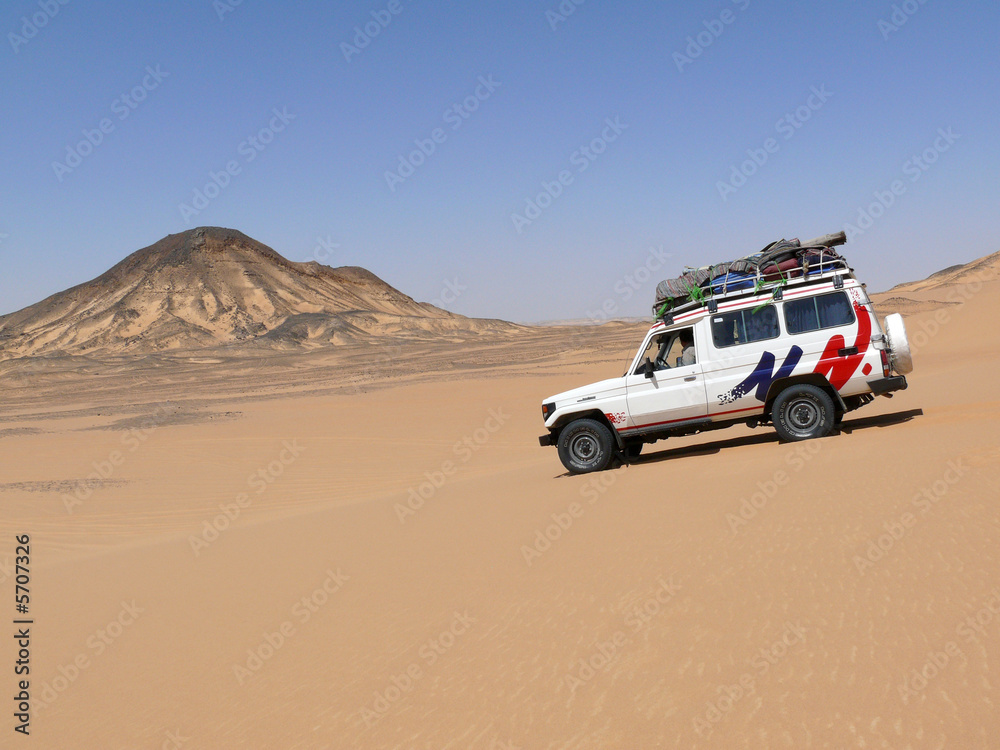 Jeep in der Wüste auf Safari